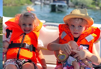 Kinder mit Schwimmweste an Bord bei Paavo Boats (Paavo Christian Spieker)