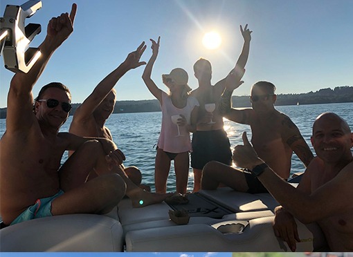 Crew von Paavo Christian Spieker feiert an Bord bei Sonnenuntergang, Paavo Boats
