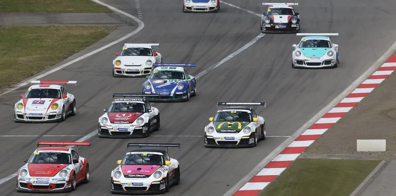 Porsche 911 GT3 Cup im Rennen, auf dem Weg an die Spitze im Porsche Sports Cup